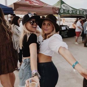 Meet your Posher, Caitlin